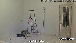 Pengeløs fyr ser varm kammerat bore sin ekskæreste for penge.