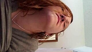 זיון מהיר בחדר אמבטיה עם אישה שופעת חזה