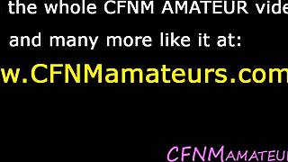 מטפלת במדים עושה קסמים על לקוח חובב חרמן. לבושה וחמודה.