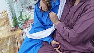 देसी स्कूल गर्ल अपने स्टीपफादर से बड़ा लंड चाहती है