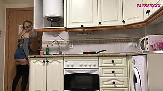 Αυτή η πόρνη στην κουζίνα αγαπάει να πιπιλίζει μεγάλα πουλιά