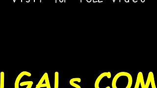 Αμαρτωλές καυτές γδύνονται και χαϊδεύουν υγρές πούτσες σε καυτή εφηβική λεσβιακή σκηνή