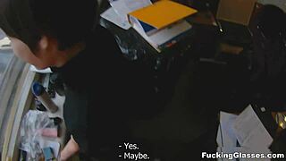 ว้าว ฉันบ้าไปแล้วกับการเย็ด Geizer สวมแว่นในดีลวัยรุ่น 18+ เร็วๆ!