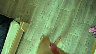 なんてこった！友達の妻がコンドームを外した後、偶然の中出しPOV！