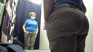 מצלמה תופסת תחת גדול של מילף עגלגלה בחדר המדידה פטיש