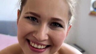 Hubená holka s velkýma prsama se masturbuje u okna