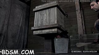 bičování svázané milenky v bdsm vazbě