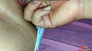 シーツの下で義妹と遊ぶ、彼女の濡れに超興奮！