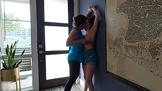 סטפמאם מקבלת את הסטפדוטר עם ליקוק כוס נפוחה ב-17 באוגוסט