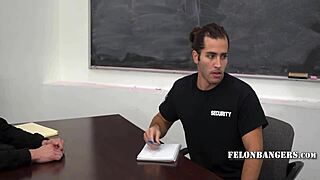 도둑질하다 걸렸지만 흥분한 경비원을 유혹해 자유를 얻어. 차고에서의 그의 날것 열정이 비현실적!