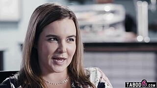 Kæmpe patter milf stuepige Natasha Nice rengør for liderligt par