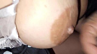 היי, אני מתאונן והחברה שלי מראה את התחת שלה בשביל הזרע שלי!