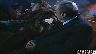 Hård cinema-kväll blir till vild anal gruppknull. Publiken jublar när rövarna smälls.