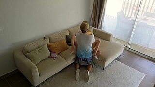 בעל בוגד חודר לכוס הצעירה של הבייביסיטר לריגושים