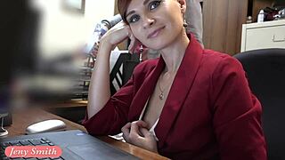 Jeny Smith stripper nøgen på nyt job i skjult kamera kontor prank