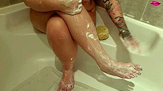 Jeg ser milf forførerisk vaske føttene sine