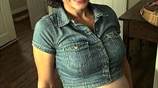 עושה את בעלי קאקולד עם החמות הלוהטת שלי עם הציצים והתחת הגדולים. היא רוכבת עליי פרוע!