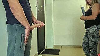 यार, पोस्टवुमन ने मुझे अपार्टमेंट के पास पब्लिक में जर्किंग करते हुए पकड़ा! वह शॉक है लेकिन चोरी से झाँकती रहती है।