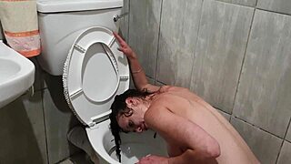 Ανθρώπινη τουαλέτα πόρνη, την είδες ποτέ να ουρεί στο πρόσωπο σε άγρια ταπείνωση;