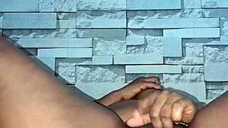 Barbert fitte fingret under sensuell massasjeøkt