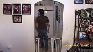 Hei, știi ce ascunde bunica acolo jos?