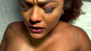 Kolumbialainen milf Carla Morelli naidaa poikapuolta raa'alla interrasiaalisella lämmöllä