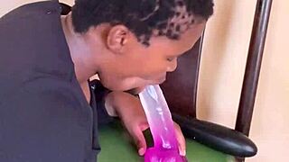 Ebony brud sprutar hårt i het solo session.