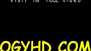 Eifriger alter Kerl verschlingt junge enge Muschi