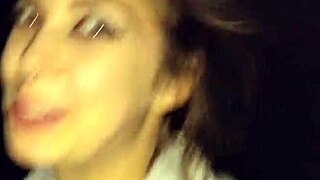 Så denne lille 18+ dama 18+ brunette fikk banket hardt på et offentlig sted. Endte med en cum walk i trusene hennes, POV stil.