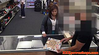 باوني ناضجة مغرية ومأخوذة من قبل تاجر الرهن الجائع في السر