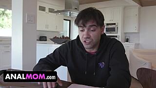 MILF učiteljica zadirkuje učenike skrivajući bradavicu tokom časa