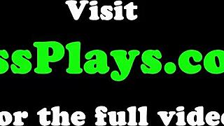 Уау, зашеметяваща червенокоса красавица поема анално чукане с кремав завършек!