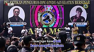 Penyanyi Indonesia Buat Tarian Erotis Liar Di Pentas Dengan Lelaki