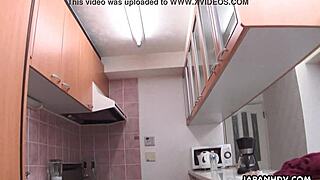 สาวเอเชียน่ารักน้ำลายไหลบนลูกก่อนเย็ด 😜