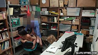 Bonnie Grey og Maya Bijou håndterer en massiv hardcore-pik