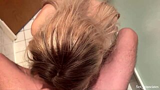 נתפסתי מציץ על חמות המילף החמה שלי מתקלחת בחדר המלון המשותף שלנו