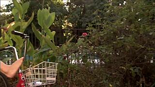 Saftig stemor med store pupper blir pupperfucked og bøyd over ute