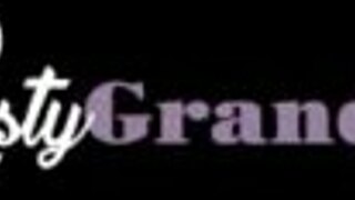 Nonne Arrapate - Cameriera Matura Sexy in Calze Realizza la Fantasia di Cavalcata Selvaggia dell'Uomo