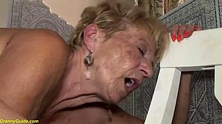 Йо, глянь на эту волосатую 89-летнюю бабулю, которую жестко трахает немецкий жеребец!