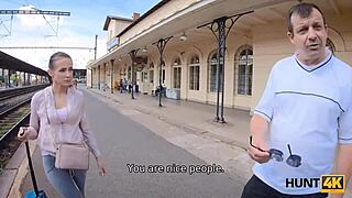 Holka s oholenou kundičkou si užívá cizího kokota, zatímco manžel kouká. Je to syrová realita!