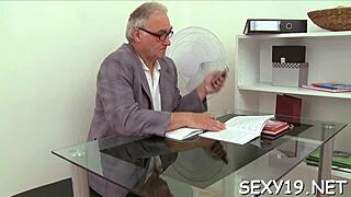 Deze chick krijgt haar strakke kut hard gestoten door leraar op de bank tijdens ruige sessie