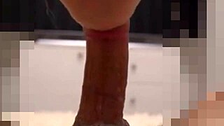 Kremica v njenih ustih, liže moj kurac in opazi