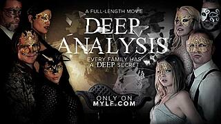 Ε, γιατί ο θετός γιος ψαχουλεύει τα στήθη της MILF θετής μαμάς ενώ δουλεύει;