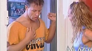 Innostunut kaunotar kiusoittelee massiivista kyrvää innokkailla nuolaisilla