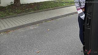 Blondynka z zgubionym butem znajduje vana na deepthroat. Źle robi, ufając nam na szybką pomoc!