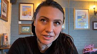 Bivša me zavela, divlja pišaća kurva, u ludi toaletni seks