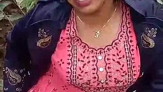 Vau, rdečo je naredila svojo pičko, ko je jebala sestrično v džungli z jasnim zvokom!