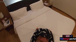 ว้าว สาวไทยวัยรุ่น 18+ แฟนสาวอมและควยใหญ่เพื่อนขาวในโรงแรม!