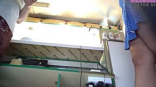 Irmã de padrasto loira sexy pega na câmera voyeur upskirt