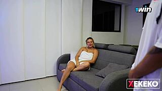 Η αδερφή μου από τον πατέρα, μόνη στο σπίτι, γαμάει τον διανομέα μέχρι να γεμίσει